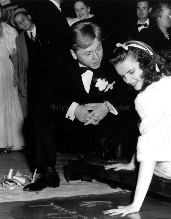 Judy Garland 1939 Chinese Theatre WM.jpg